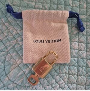 Auth LOUIS VUITTON key ＆ Lock With Bag